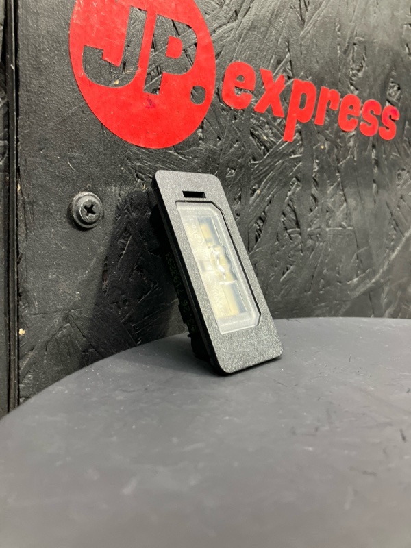 Плафон подсветки номера BMW