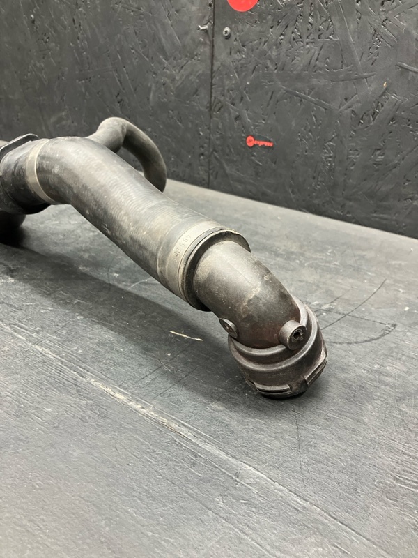 Патрубок системы охлаждения Continental GT