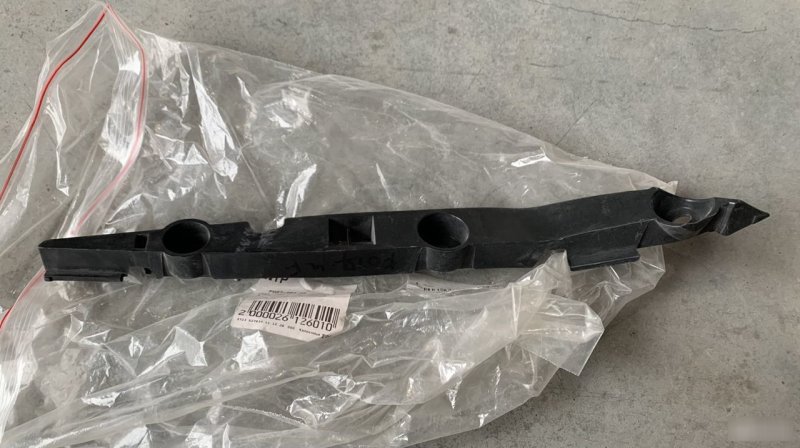 Кронштейн бампера передний правый Ford C-Max FO272043R новая
