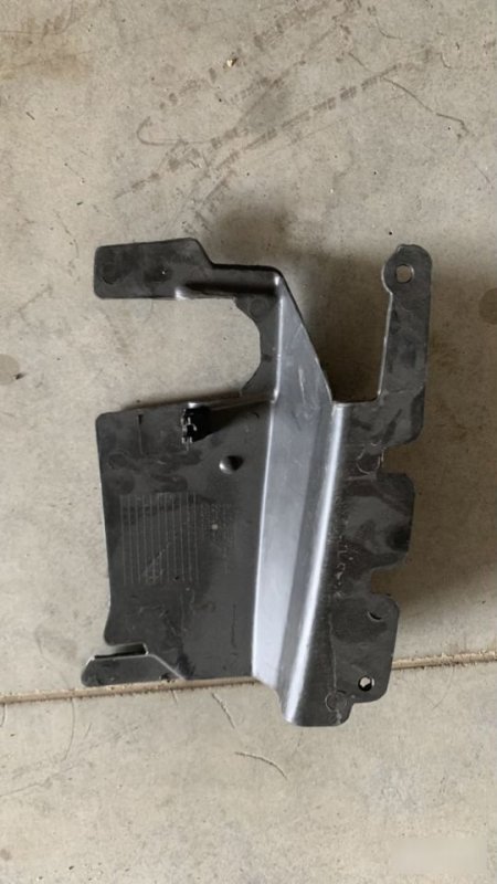 Запчасть пыльник радиатора Ford Focus 2 8M519F721AA новая Пыльник радиатора Ford Focus 2 8M519F721AA новая