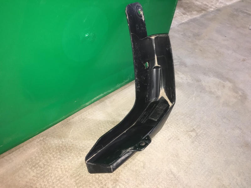 Задний правый брызговик задний правый X-Trail