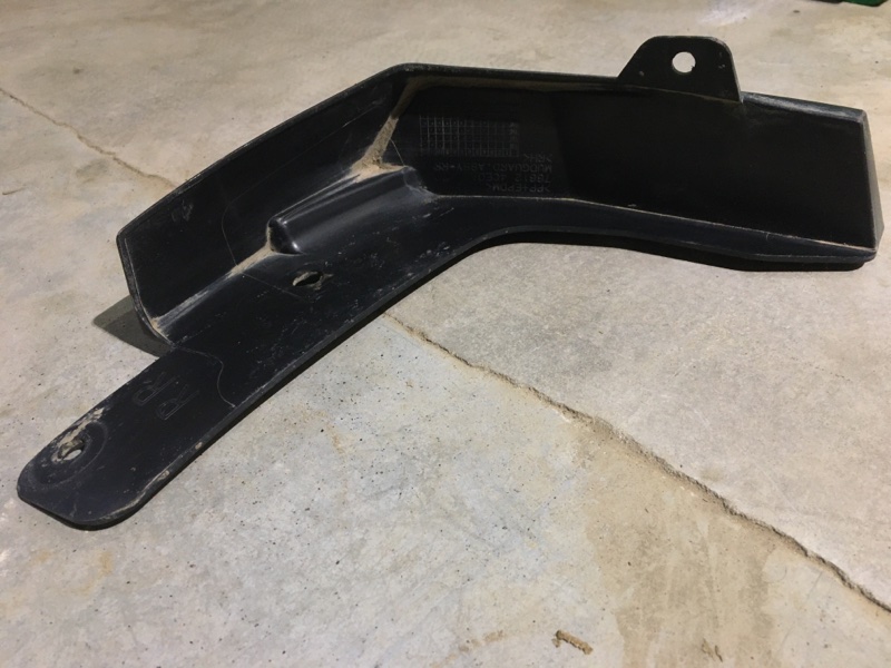 Задний правый брызговик задний правый X-Trail