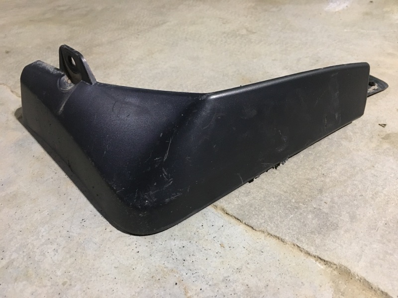 Задний правый брызговик задний правый X-Trail