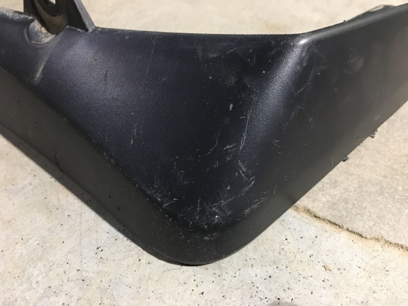 Задний правый брызговик задний правый X-Trail