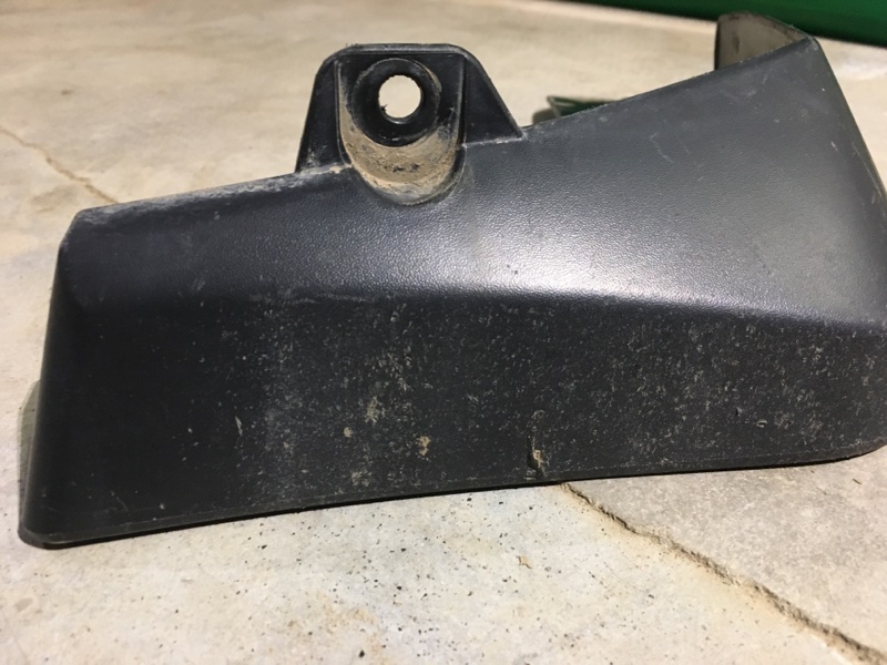 Задний правый брызговик задний правый X-Trail