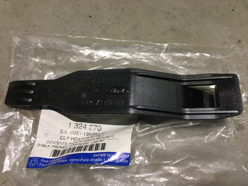 Кронштейн фары Ford Focus 2 1324270 новая
