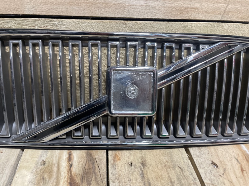 Решетка радиатора Volvo 460