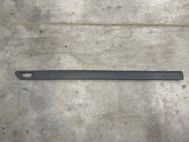 Запчасть молдинг двери передний левый Volvo XC90 09483885 Б/У Молдинг двери передний левый Volvo XC90 09483885 Б/У