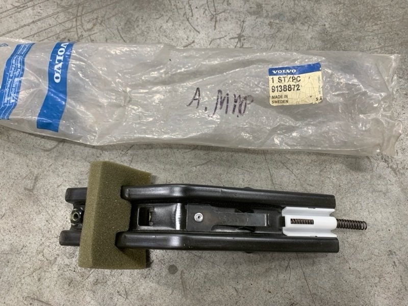 Кронштейны сопутствующие товары Volvo 960 9138872 новая