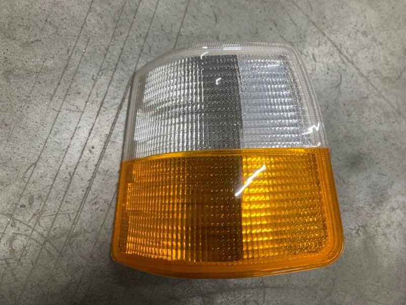 Указатель поворота правый Volvo 960 7731504L Б/У
