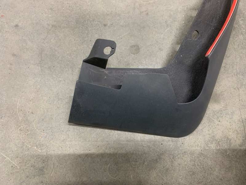 Брызговик задний правый S40