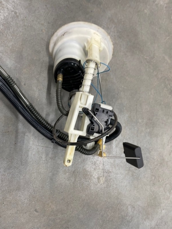 Датчик уровня топлива BMW 320i E90 N46 Датчик уровня топлива BMW 320i E90 N46