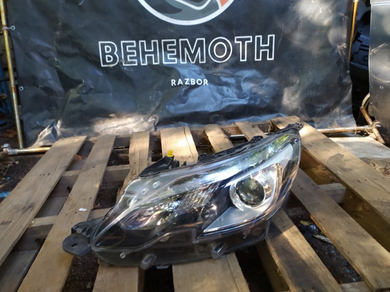 Запчасть фара галогеновая Peugeot 2008 9815126180 Б/У Фара галогеновая Peugeot 2008 9815126180 Б/У