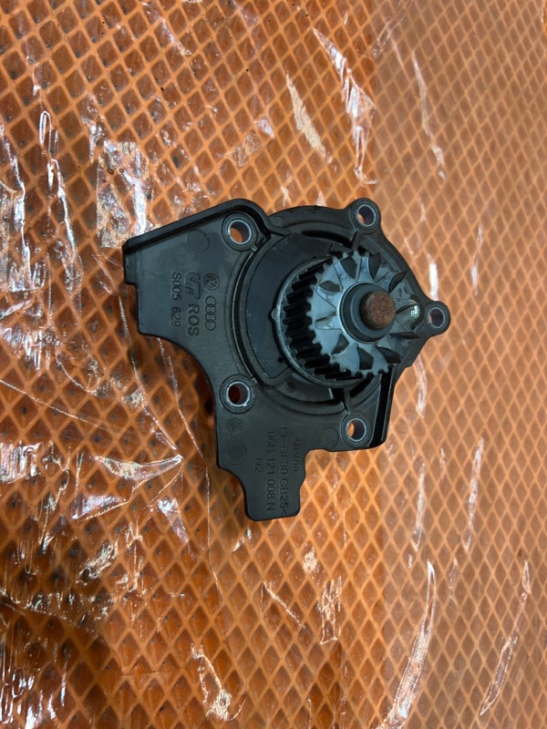 Водяной насос Audi A5 I 2011 8T CDNC 06H121026DR Б/У
