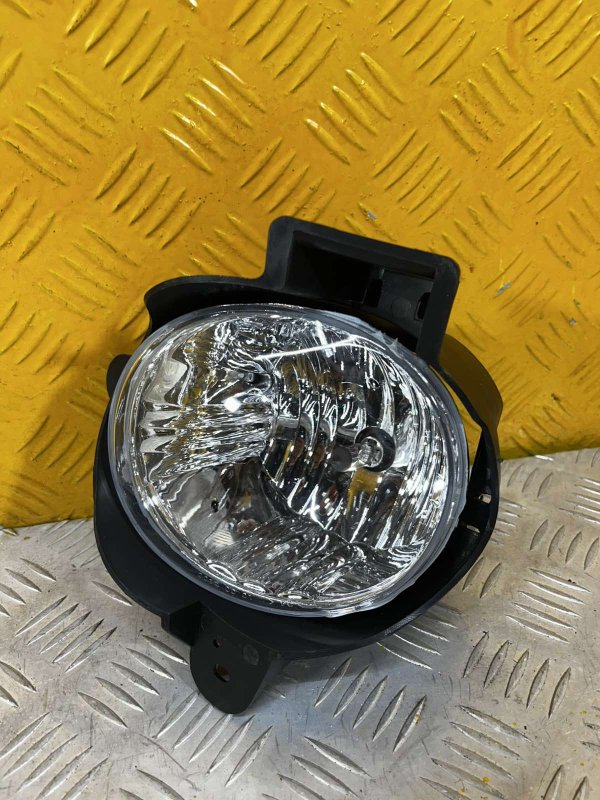 Фара противотуманная левая Toyota Hilux (2005-2015) 2013 810260K041 новая