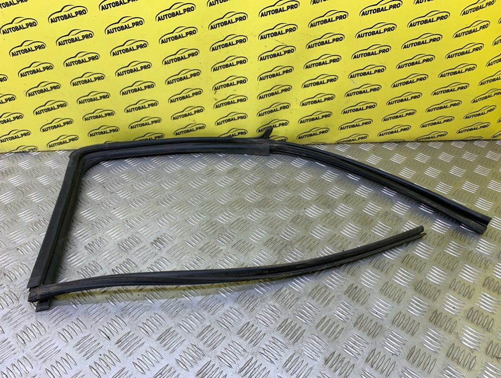 Уплотнитель стекла двери (бархотка) Nissan Navara (D40) 2004-2015 2012 2.5 D YD25DDTI 82330EB320 Б/У