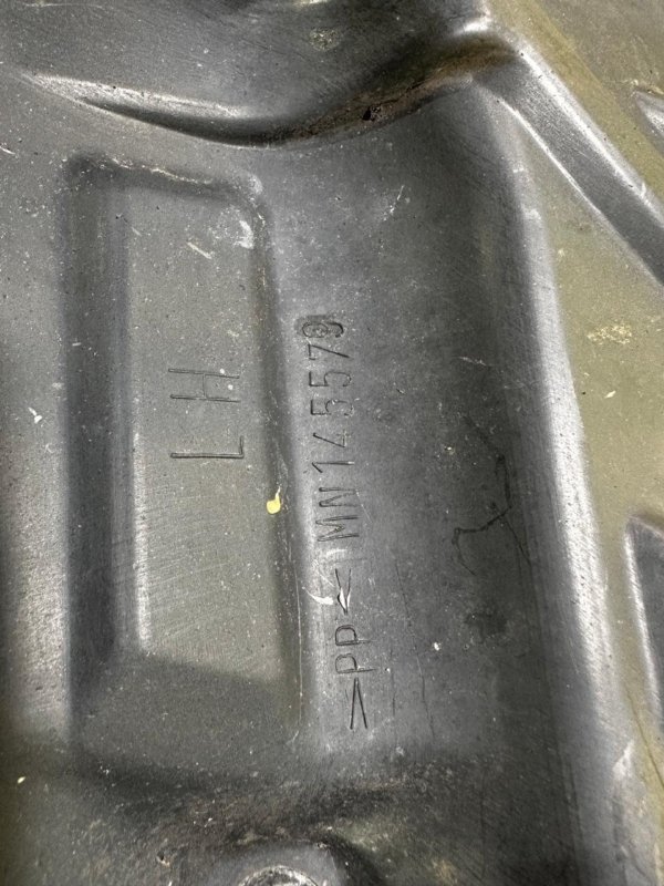 Подкрылок задний левый Mitsubishi Grandis NA4W