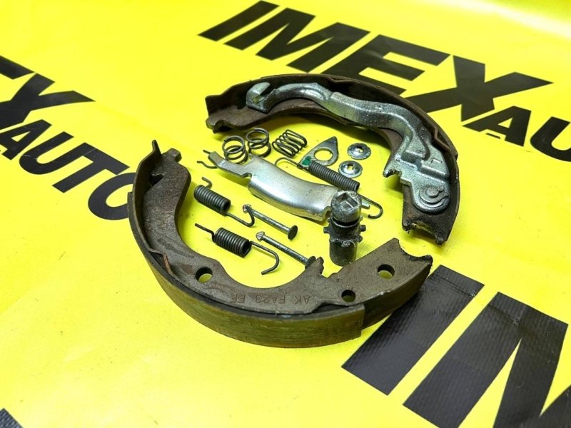 Колодки стояночного тормоза левые Mitsubishi Lancer 10 2012 4B11T 4800A001 контрактная