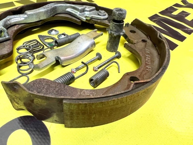 Колодки стояночного тормоза левые Mitsubishi Lancer 10 4B11T