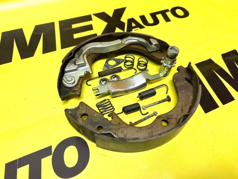 Колодки стояночного тормоза правые Lancer 10 2012 4B11T