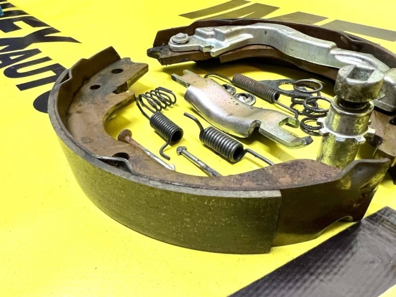 Колодки стояночного тормоза правые Lancer 10 2012 4B11T