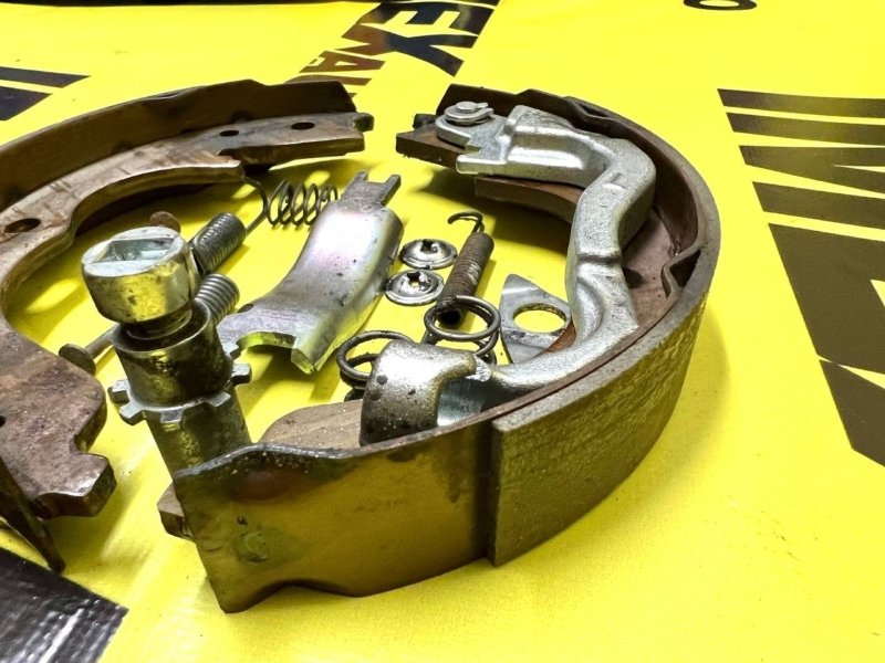 Колодки стояночного тормоза правые Lancer 10 2012 4B11T