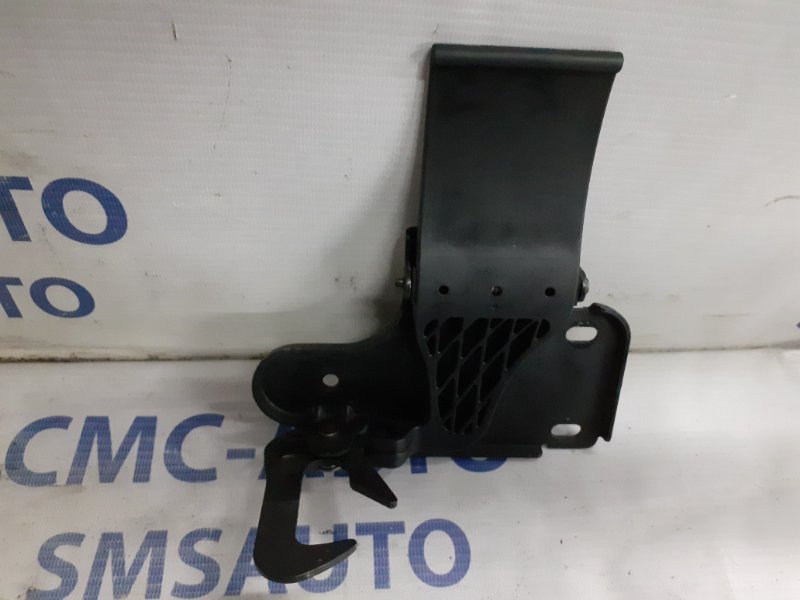 Крюк капота Audi A8 S8 5.2 Крюк капота Audi A8 S8 5.2