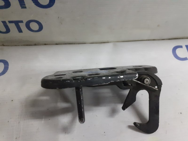 Крюк капота Passat 2006-2007 2.0T