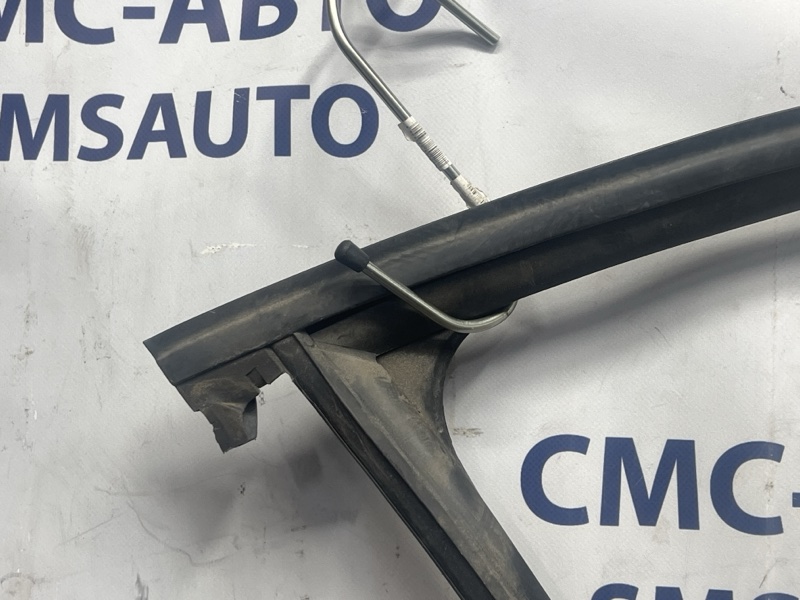 Уплотнитель стекла передний правый Q5 8R 3.0TD