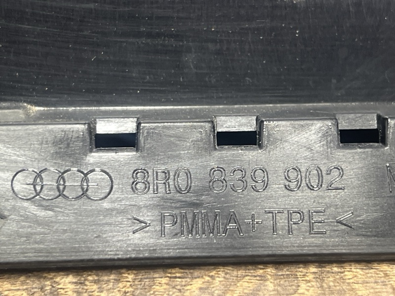 Накладка двери вертикальная задняя правая Q5 8R 3.0TD Накладка двери вертикальная задняя правая Q5 8R 3.0TD