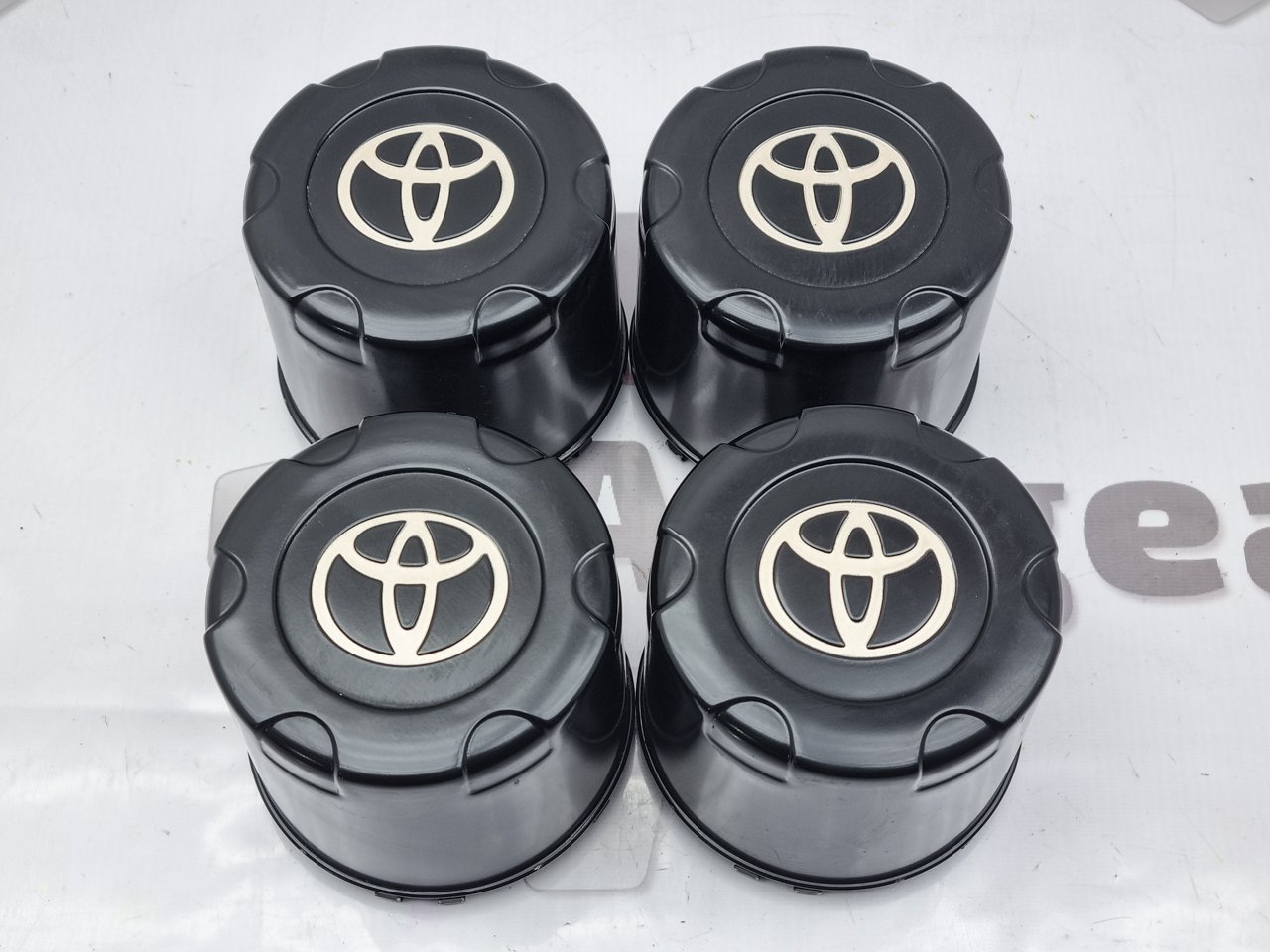 Колпачок ступицы Toyota Land Cruiser 1997 HZJ80 1HZ 4260360180 контрактная