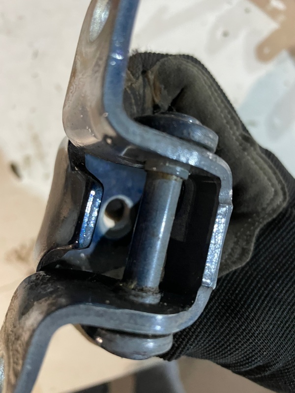 Петля двери задняя правая MAZDA 3 BM PEVPS