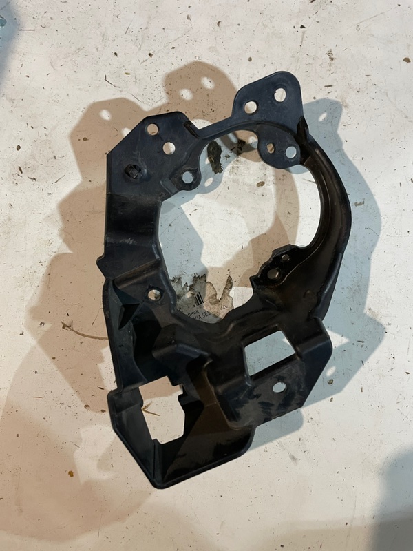Кронштейн противотуманной фары правый MAZDA 3 BM PEVPS