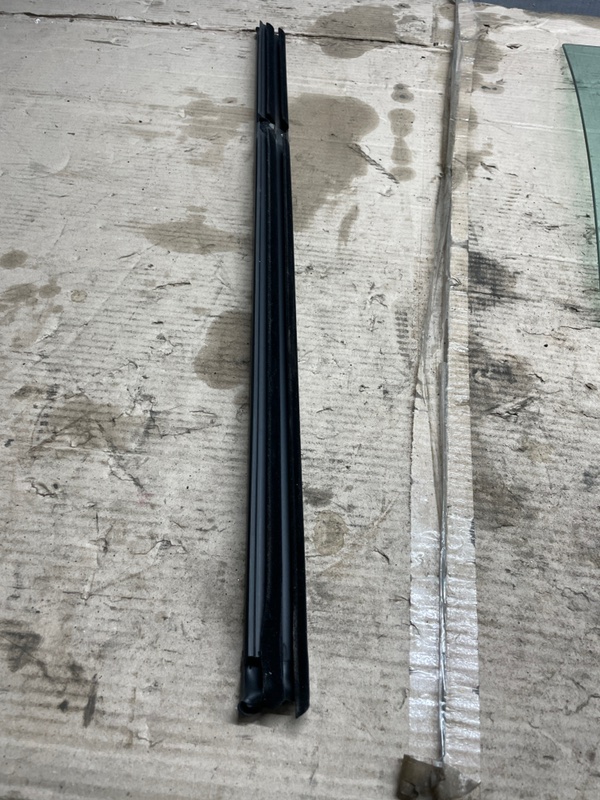 Уплотнитель стекла двери задний левый VOLKSWAGEN Tiguan 2015 5N2 CTHA 5n0839479a Б/У