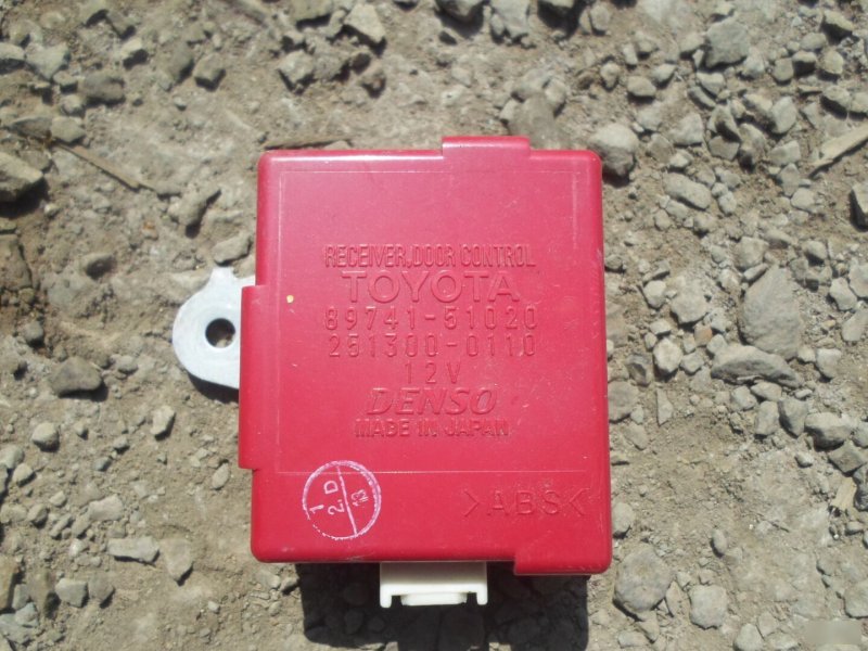 Блок управления дверьми TOYOTA BREVIS JCG10 89741-51020 контрактная