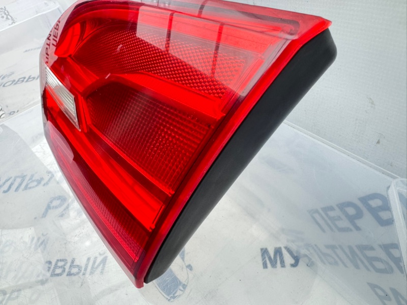 Фонарь крышки багажника задний правый Jetta 6