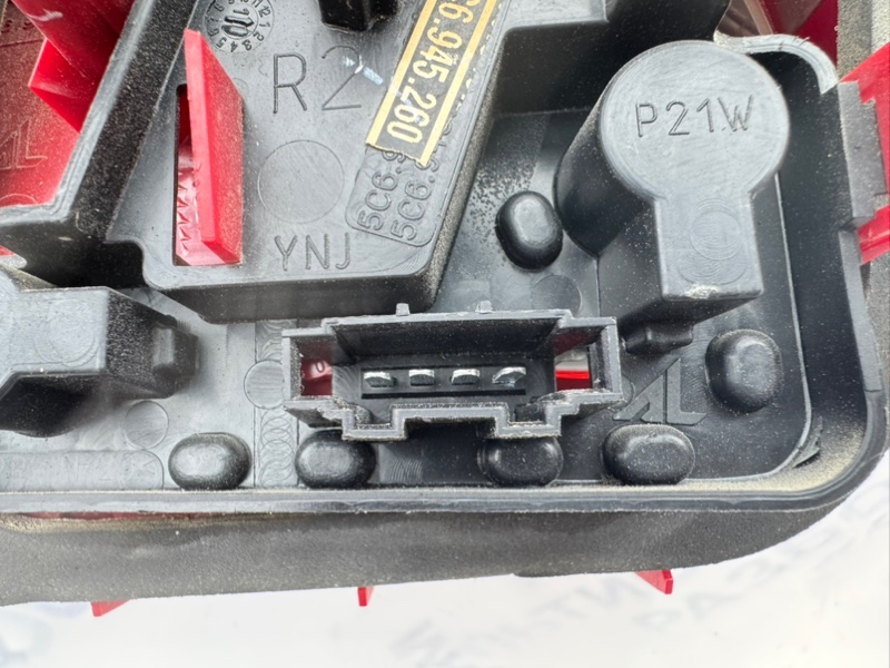 Фонарь крышки багажника задний правый Jetta 6