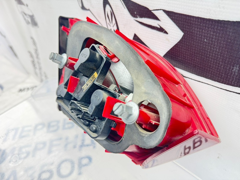 Фонарь крышки багажника задний правый Jetta 6