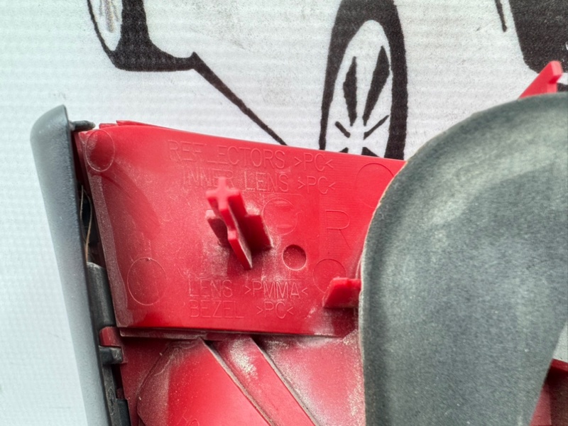 Фонарь крышки багажника задний правый Jetta 6