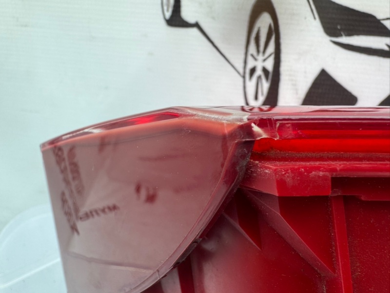 Фонарь крышки багажника задний правый Jetta 6