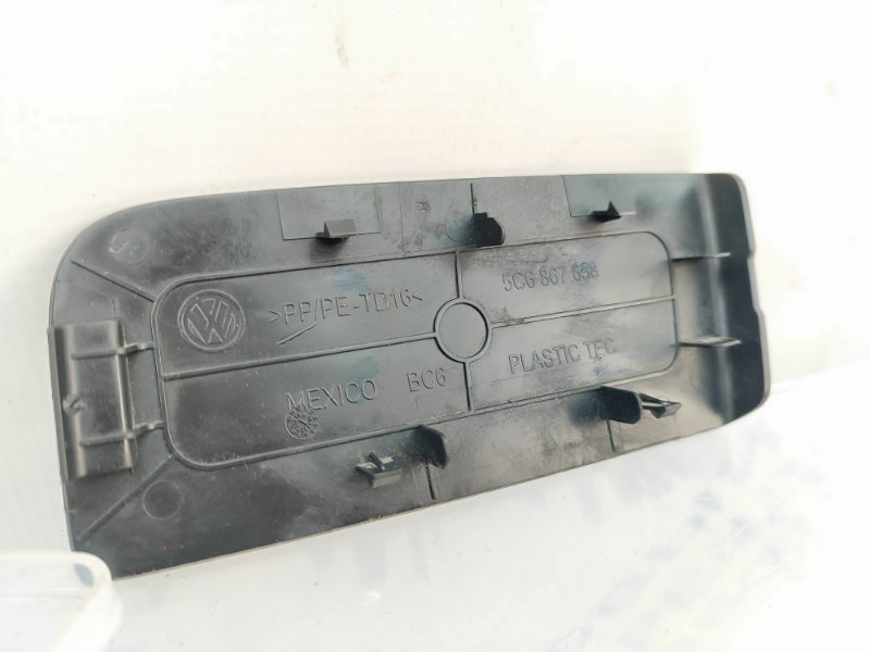 Накладка крышки багажника левая Jetta 6