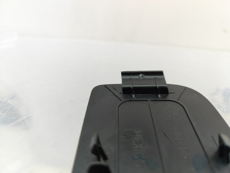 Накладка крышки багажника левая Jetta 6