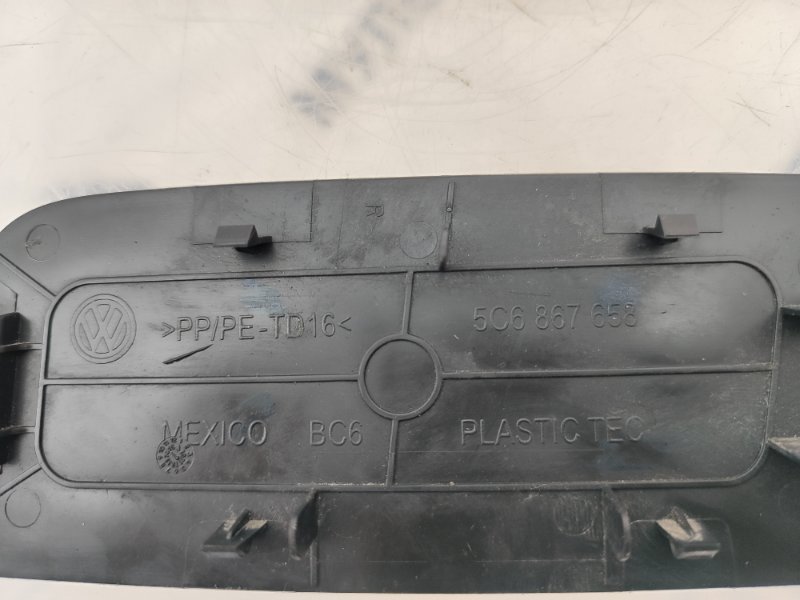 Накладка крышки багажника левая Jetta 6