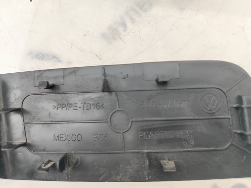 Накладка крышки багажника правая Jetta 6