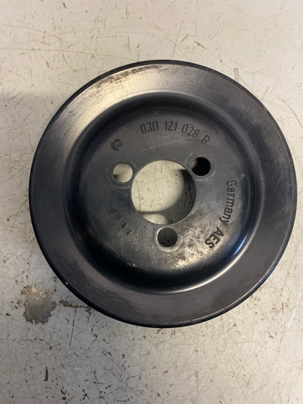 Шкив помпы Volkswagen Polo 5 2009-2020 03D121028B Б/У