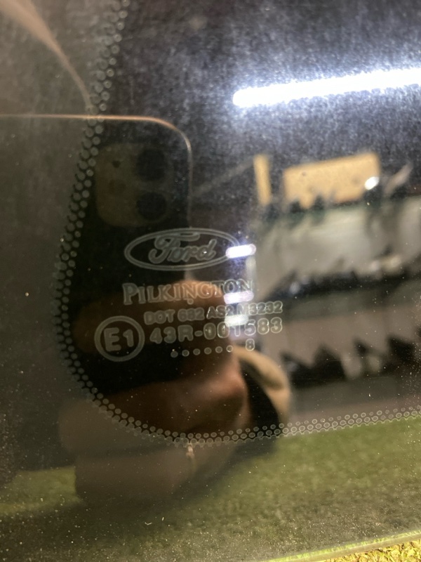 Стекло глухое заднее правое Fiesta 5