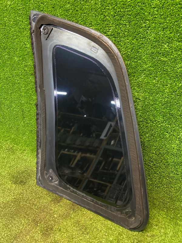 Стекло глухое заднее правое Fiesta 5