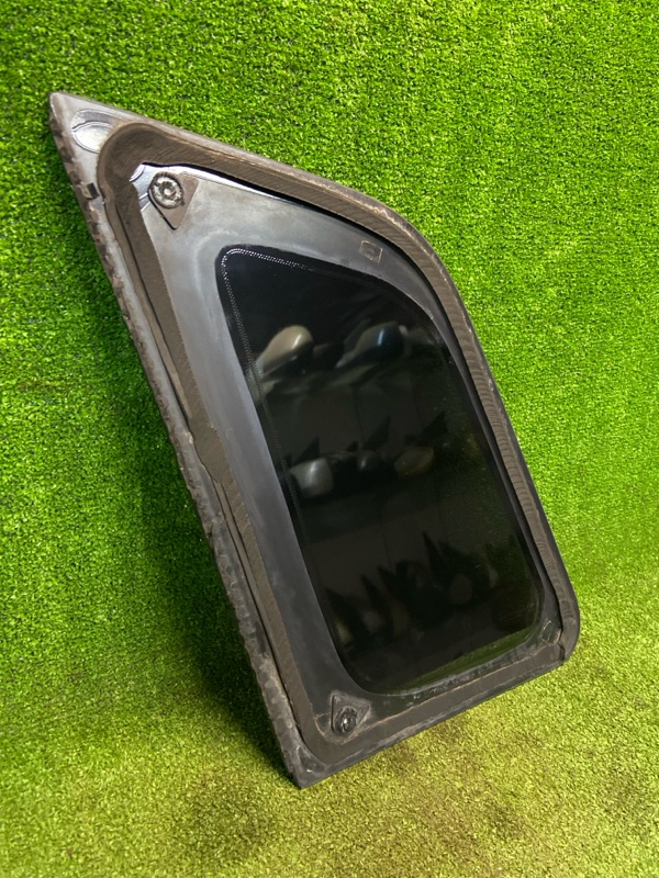 Стекло глухое заднее правое Fiesta 5