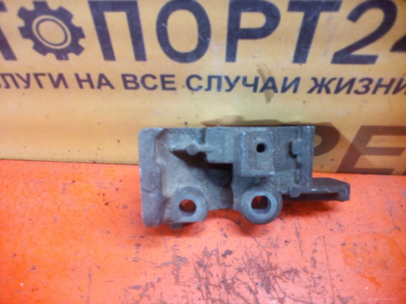 Запчасть кронштейн головки блока цилиндров Renault Logan 1 2005-2014 8200811498 Б/У Кронштейн головки блока цилиндров Renault Logan 1 2005-2014 8200811498 Б/У