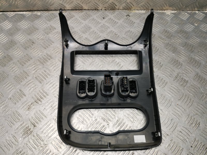 Накладка консоли Sandero 1 2010 BS11 K7J A 710 Накладка консоли Sandero 1 2010 BS11 K7J A 710